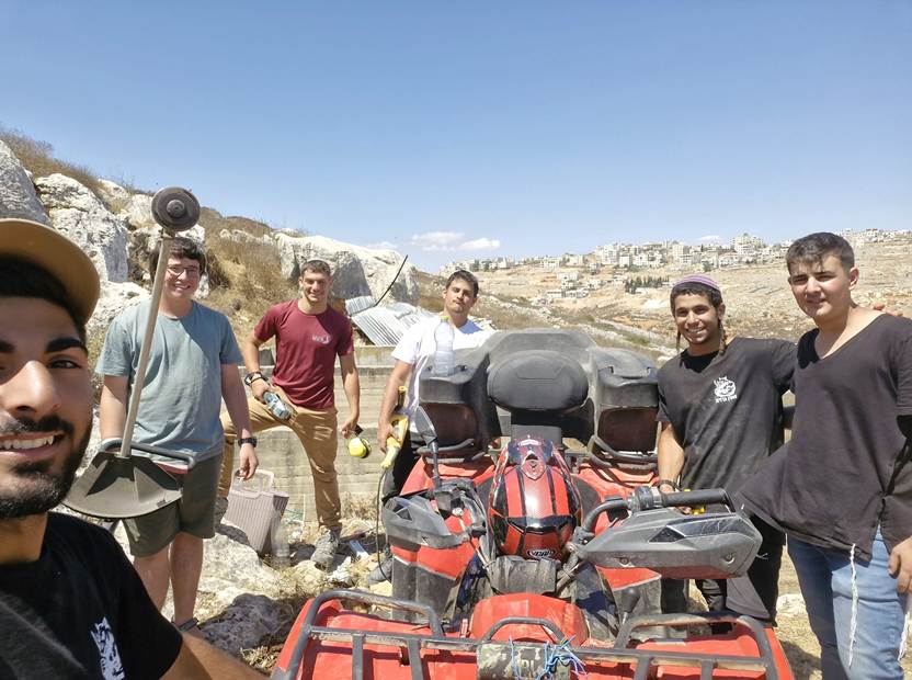 תמונה שמכילה לבוש, בחוץ, איש, אדם

תוכן בינה מלאכותית גנרטיבית עשוי להיות שגוי.