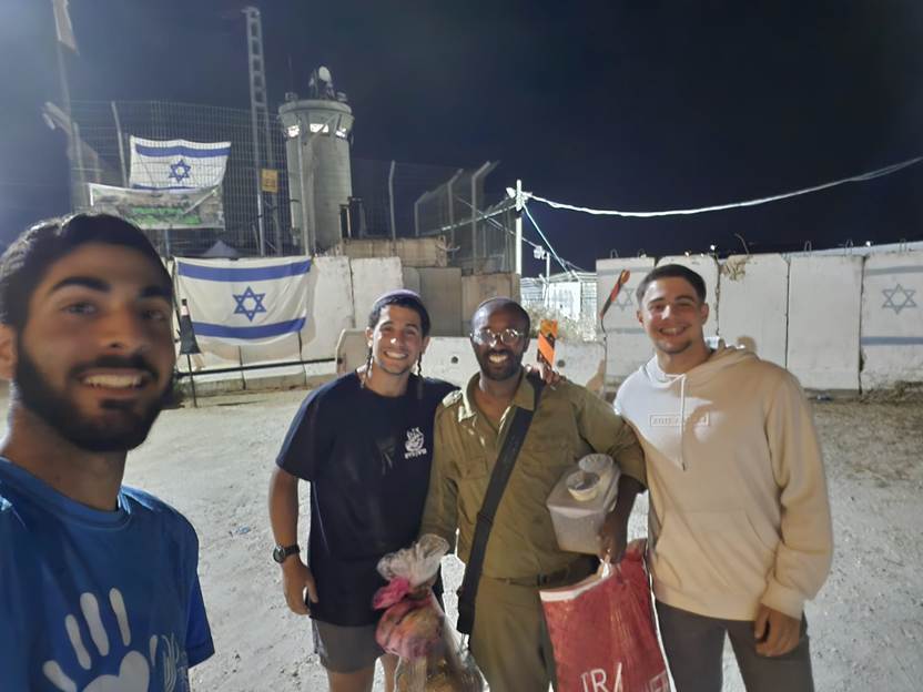 תמונה שמכילה לבוש, אדם, פני אדם, איש

תוכן בינה מלאכותית גנרטיבית עשוי להיות שגוי.