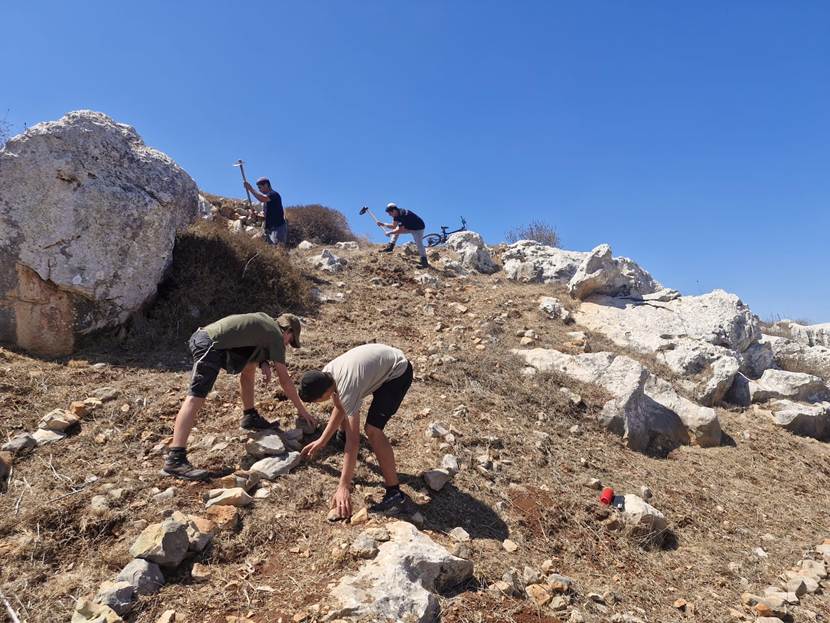 תמונה שמכילה בחוץ, שמיים, הליכה, הריסות

תוכן בינה מלאכותית גנרטיבית עשוי להיות שגוי.
