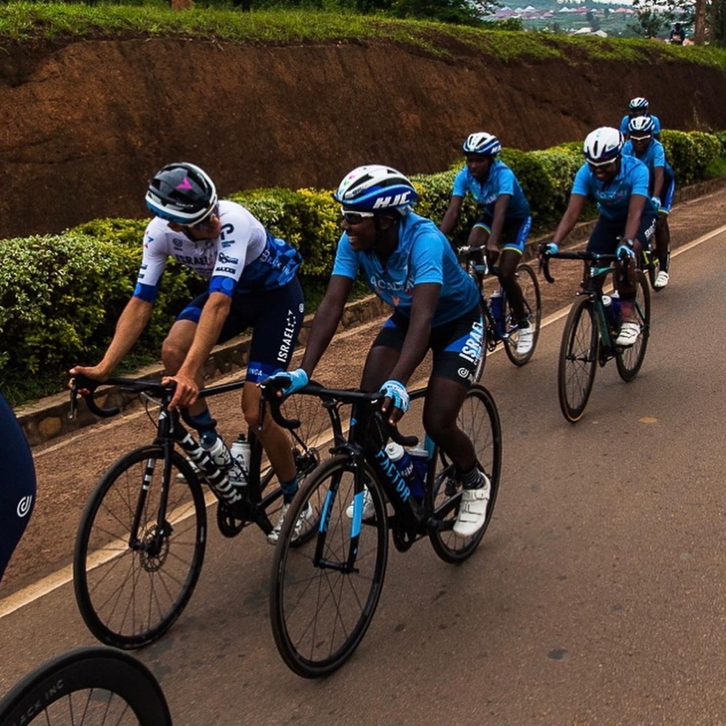 Surprisingly Slightly Stationary בונים מרכז רכיבת אופניים לילדי רואנדה